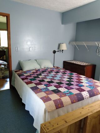 bed room with queen size bed